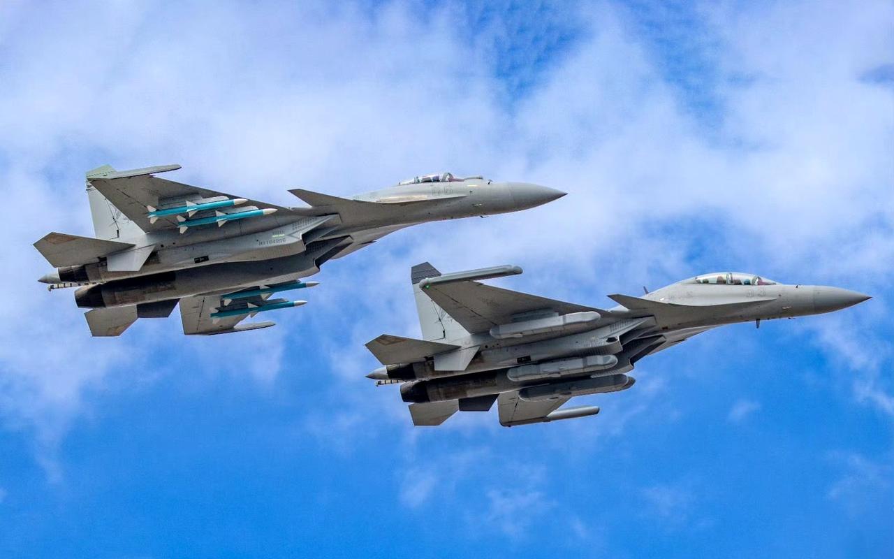歼-15B绝对是重型舰载机里的“战力天花板”，能把美国F/A-18E/F、俄国米