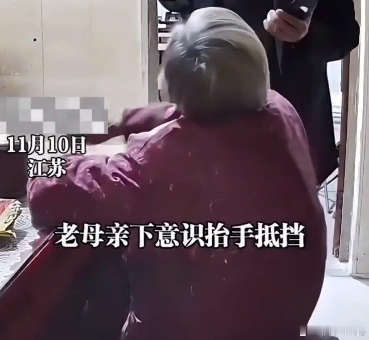 说个讽刺的事，这位母亲年轻的时候应该最宠的就是这个儿子 