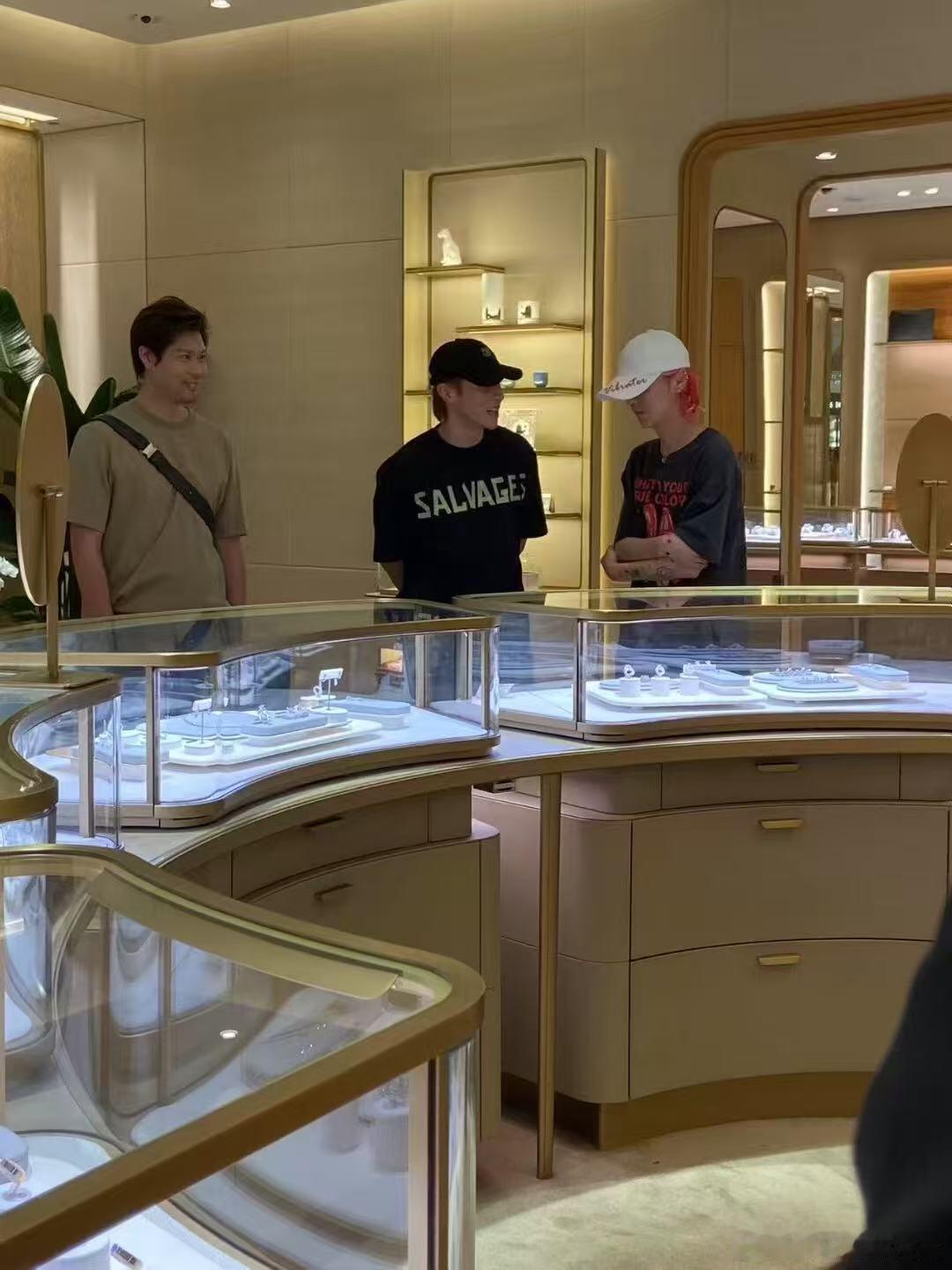 偶遇鹿晗高瀚宇逛店网友偶遇鹿晗高瀚宇逛店买小金表偶遇鹿晗买小金表 ​​​