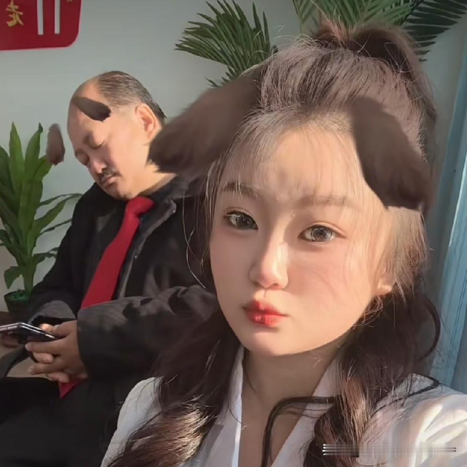 谢广坤与二婚老婆王小华生的女儿，在直播间吐槽谢广坤的原配孙二娘，她是这么说的:“