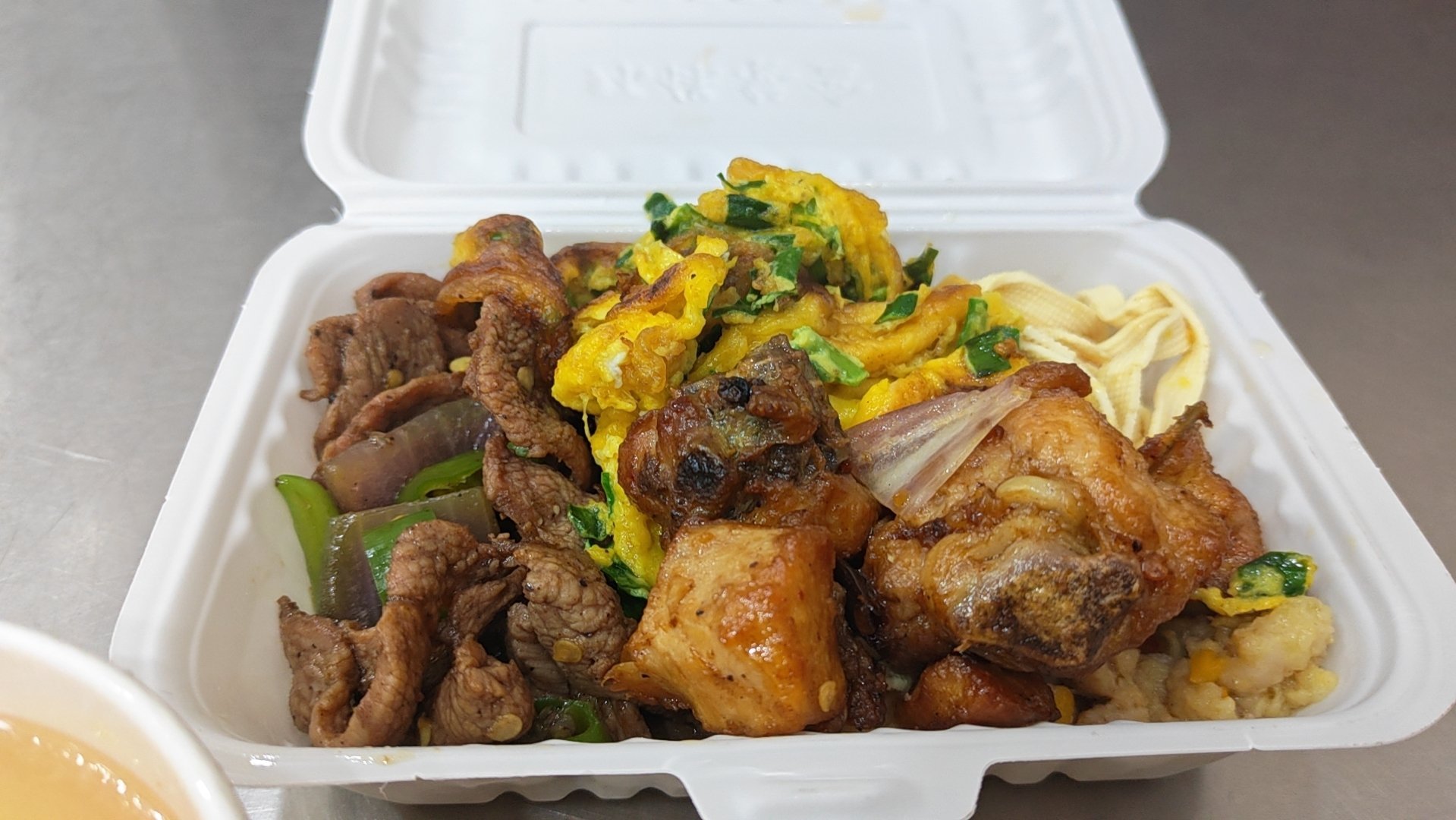 这顿饭的含金量，全靠外卖盒撑场面了。牛肉炒得比我的工资还硬，青菜绿得像刚从冰箱里