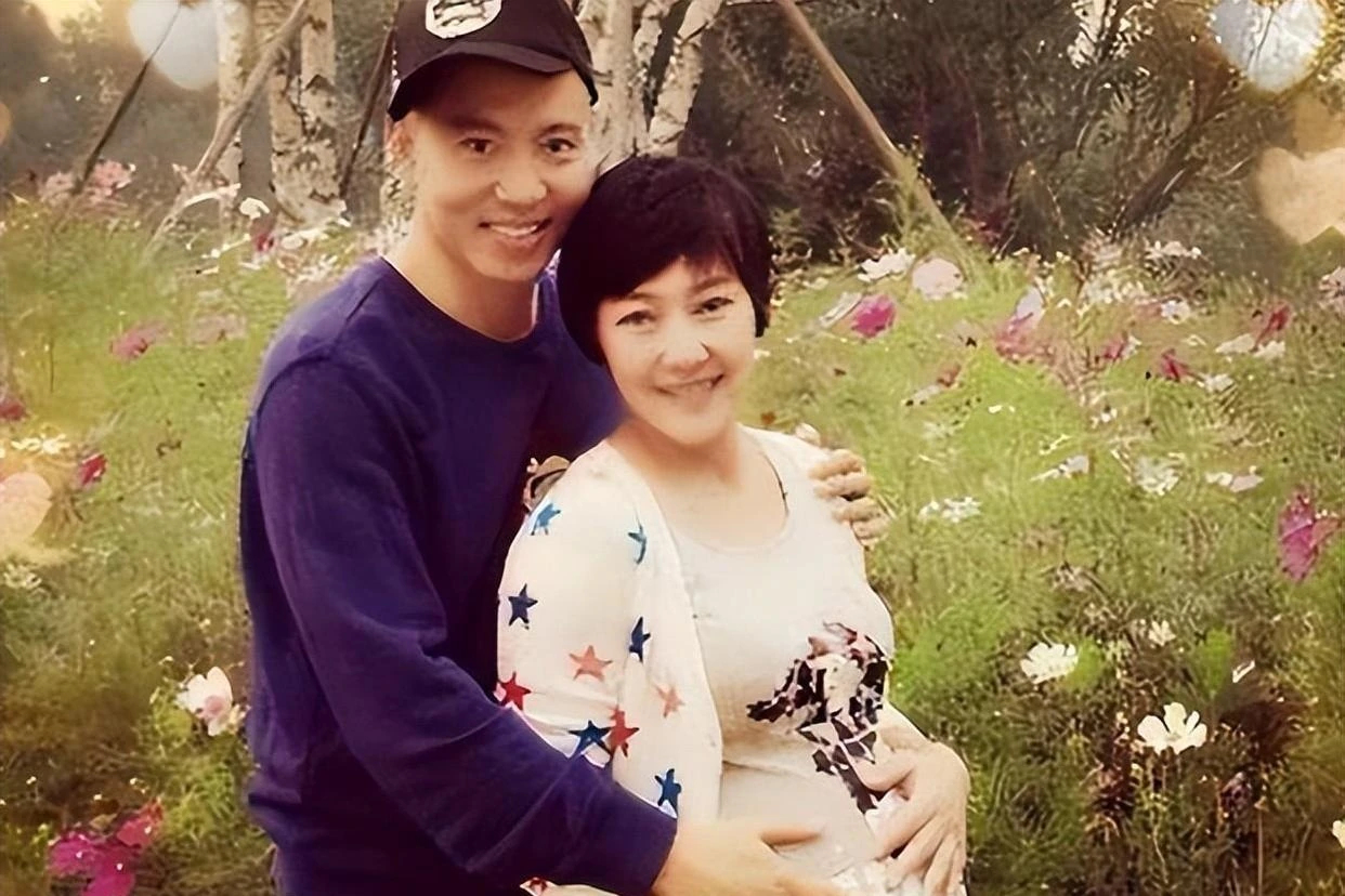 谷智鑫少年成名，35岁因拍戏坠马瘫痪，怀孕女友不离不弃，遗憾未办婚礼 