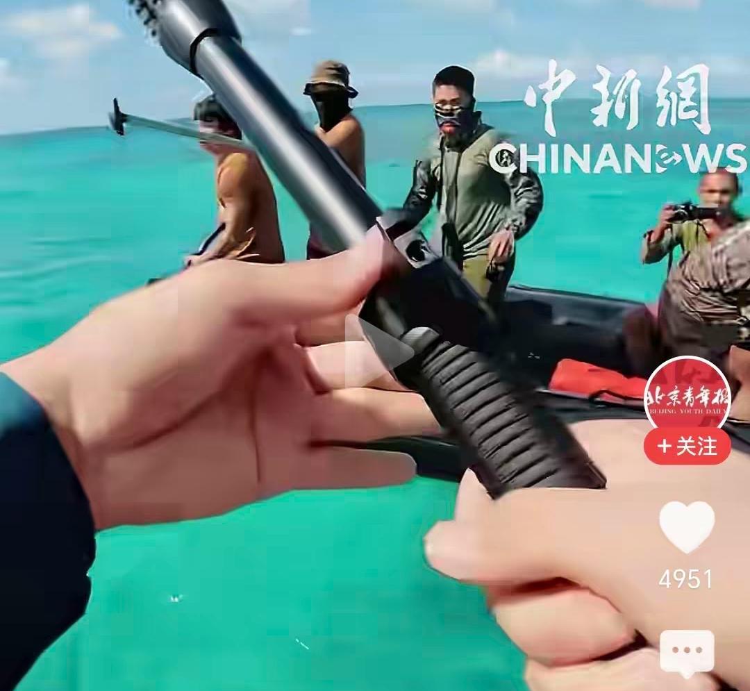 一直以为中国海警手中拿的是什么厉害武器，弄了半天才搞明白，原来这是用来拍照取证的