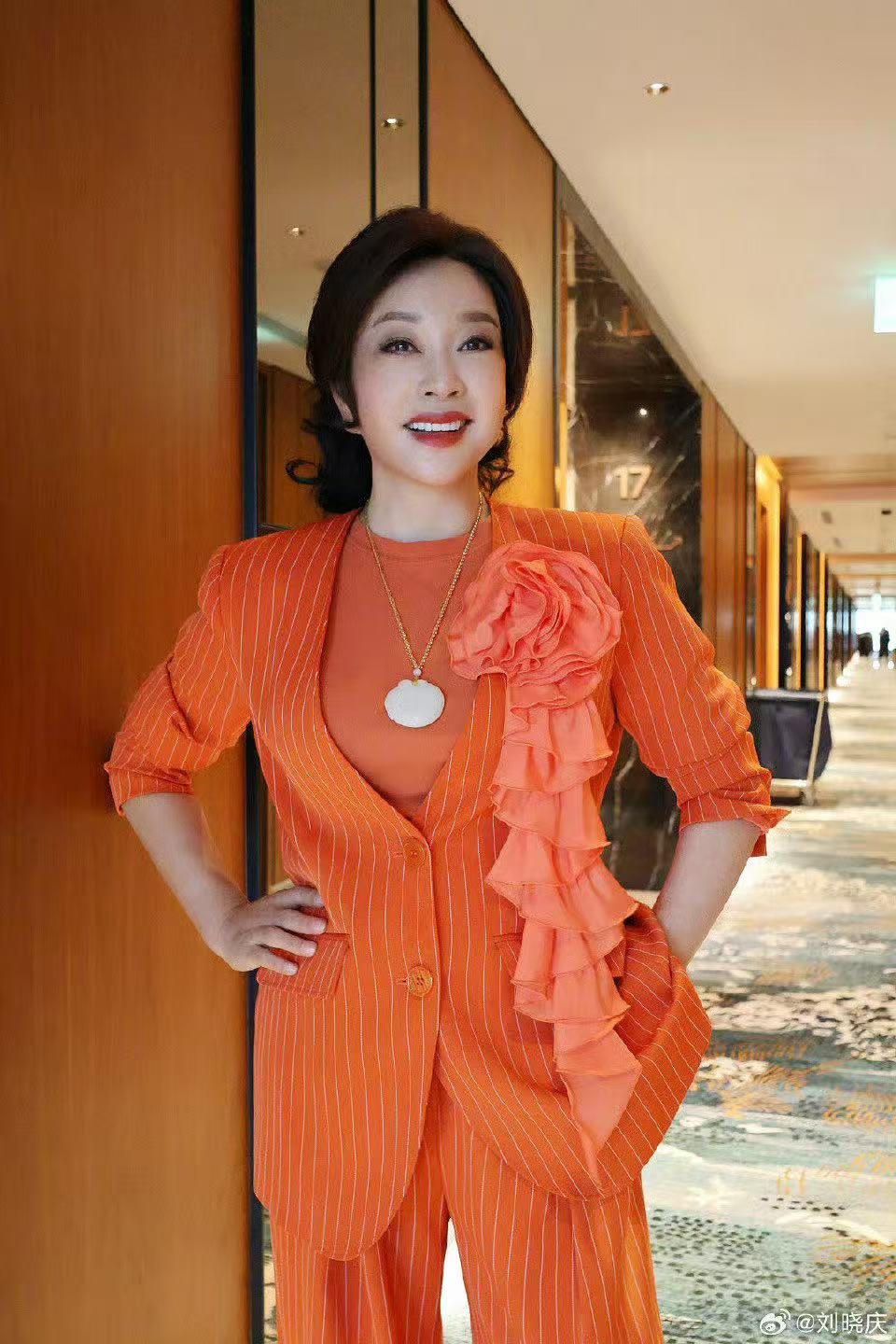 刘晓庆红色皮衣学院风 看到刘晓庆活动图的第一反应就是这也太会穿了，刘晓庆红色皮衣