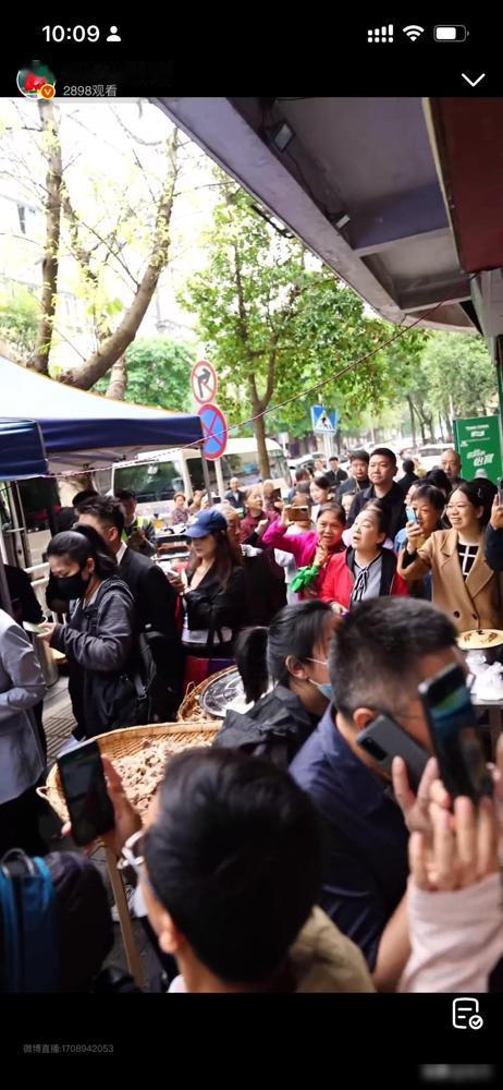 惊爆！科技大佬周鸿祎竟被一碗面征服！今天上午，红衣教主现身重庆荣昌街头，扫码13