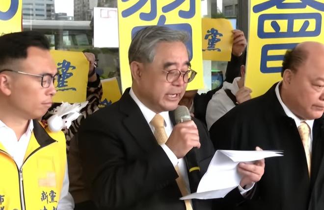 不是，我就纳闷了，每次岛内重要人物一飞大陆，机场外面怎么翻来覆去都是同一拨人在那