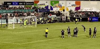 签了上场合同的，可以因伤延期，可以踢着联赛都要去踢友谊赛。谁没签合同自己心里清楚