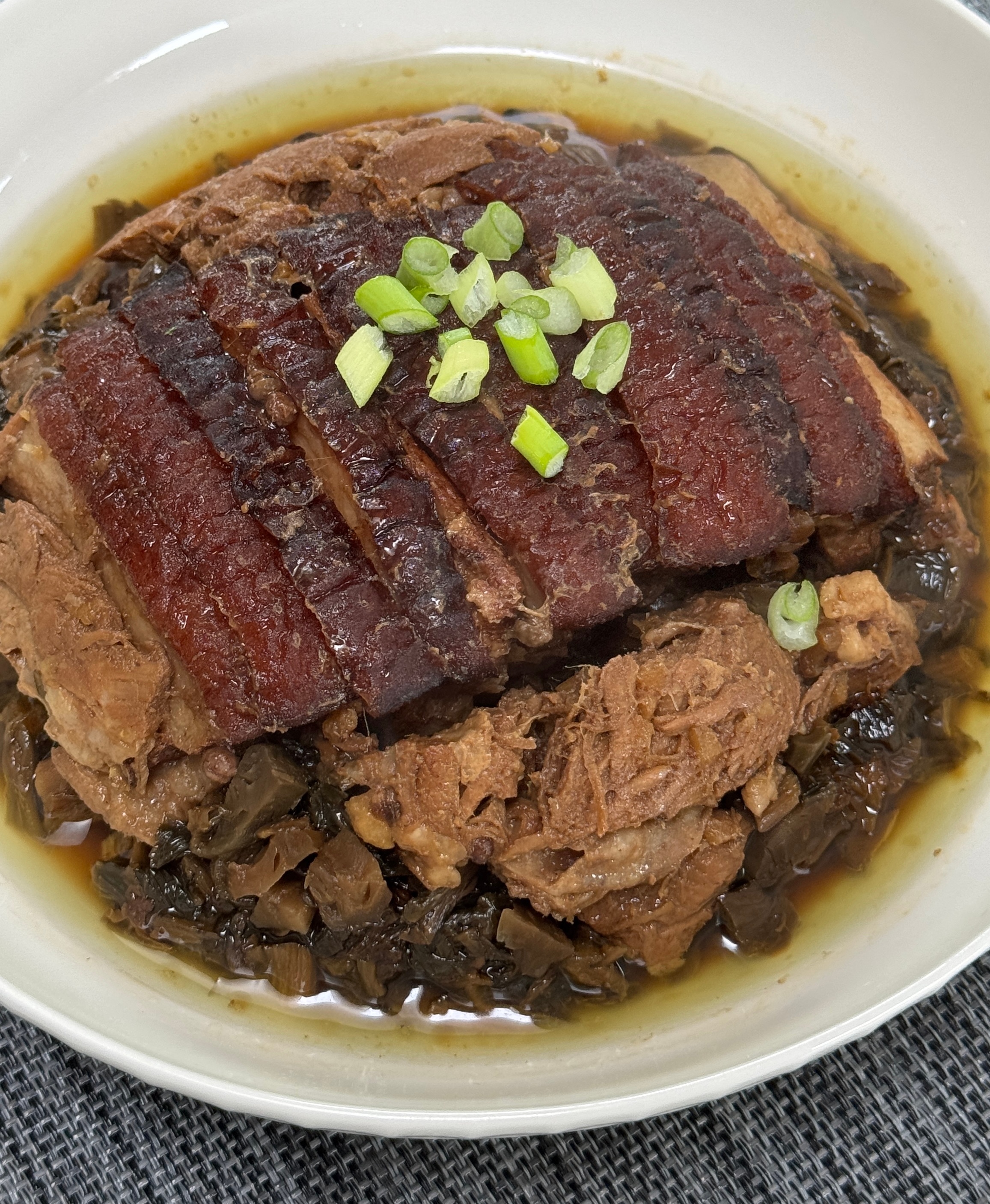 重庆芳邻端来一碗他们做的梅菜扣肉。给我留了最后一道程序——整碗倒扣。我最喜欢揭碗