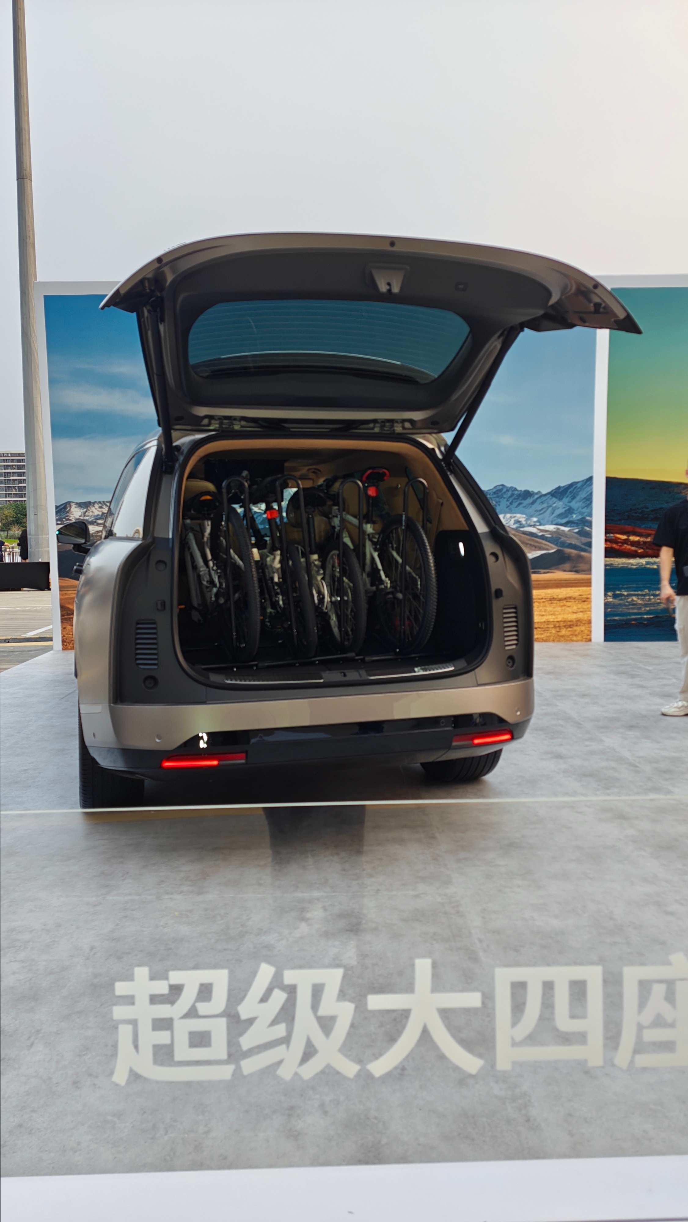 SUV的多场景应用很重要，我在小鹏科技旗舰GX的发布会现场。新科技旗舰小鹏GX今