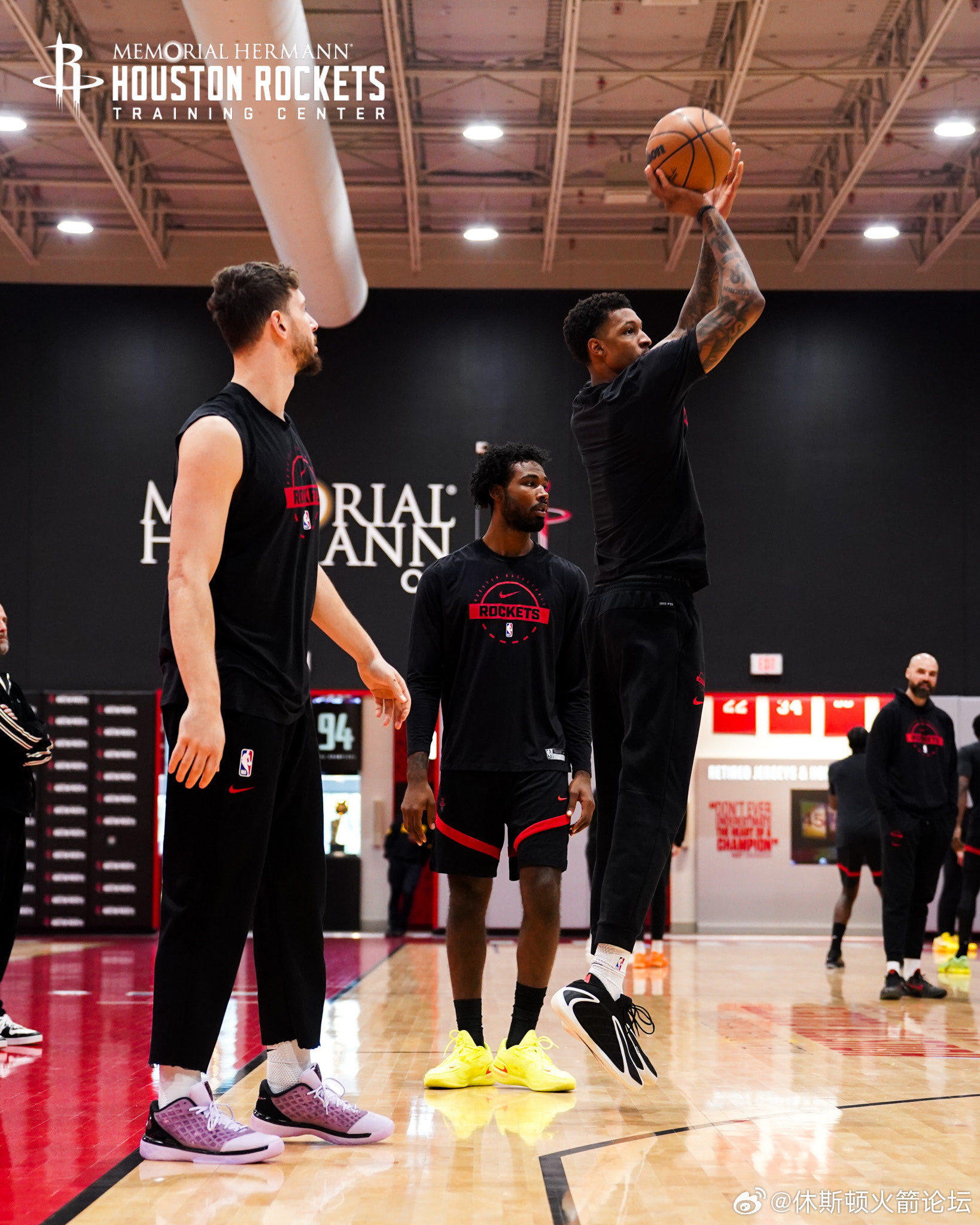 申京今天背部疼痛缺阵今天的比赛。鹈鹕vs火箭