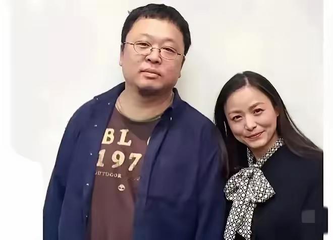 前两天我发现奶奶在看罗永浩妻子的照片，她沉默了很久，我原以为她会说这姑娘打扮得时