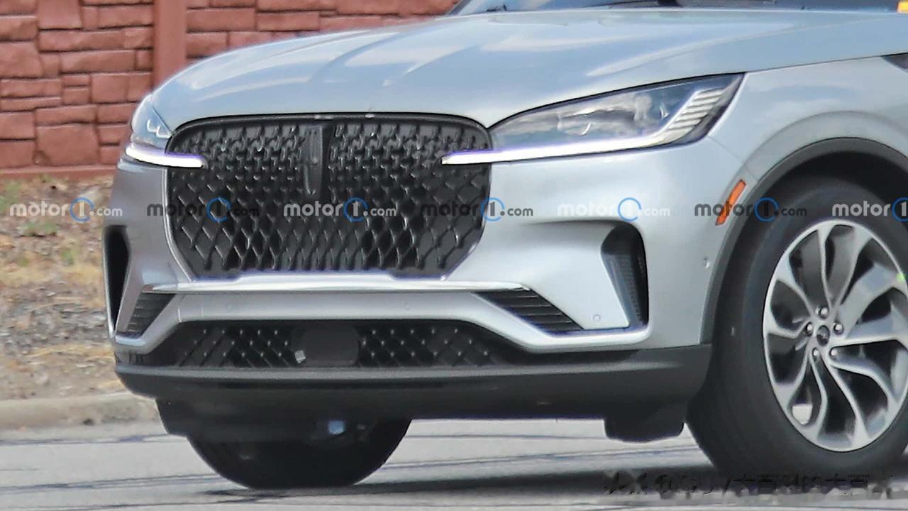 新款林肯飞行家谍照曝光，前脸换上开眼角大灯，感觉颜值怎么样？