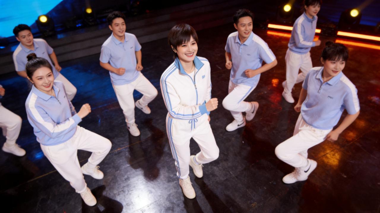 破防了！李宇春带病跳“烫脚舞”，搭档不齐舞团掀翻全场，背后故事太戳人
 
近日，