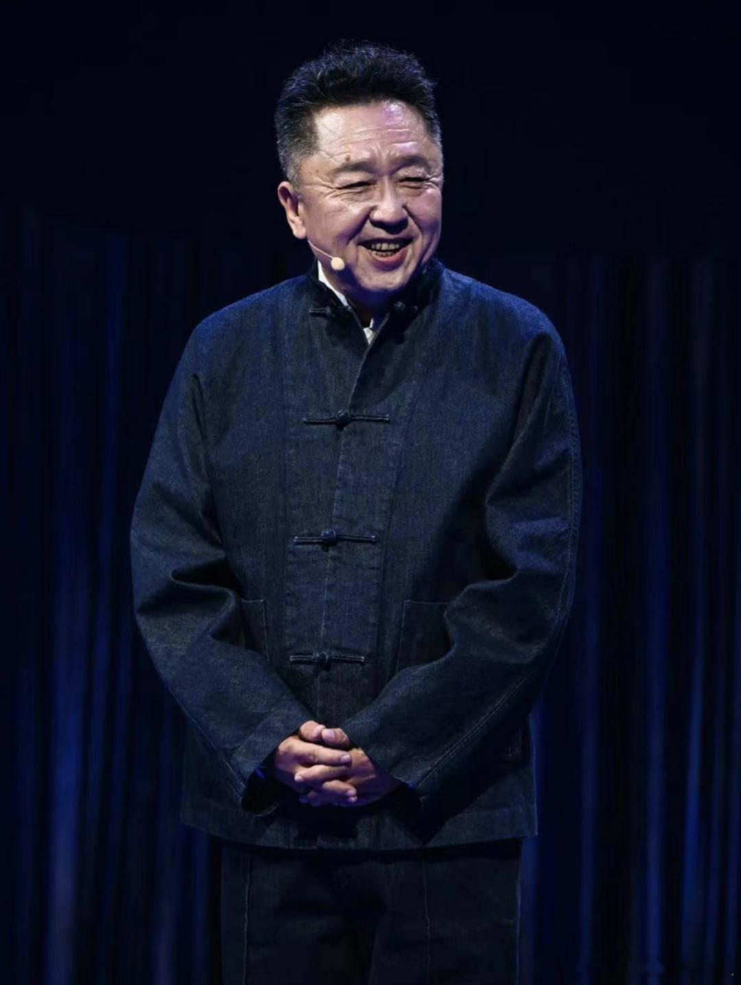 于谦的叛逆期持续了50年别人到年纪早睡养生，于谦偏要熬夜啃小说，追书上头到凌晨四