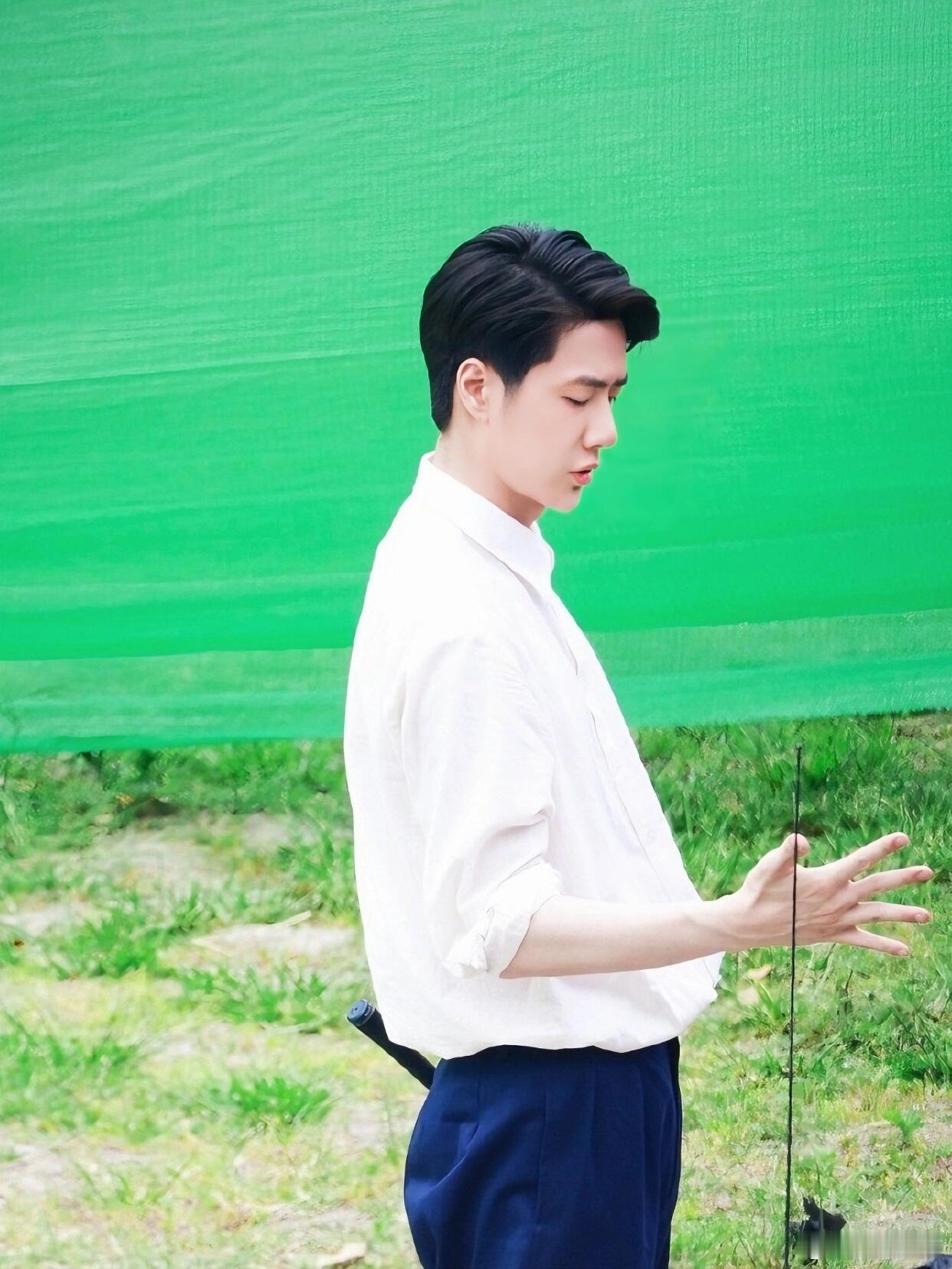 王一博 白衬衫打高尔夫⛳️这组太帅了！ ​​​