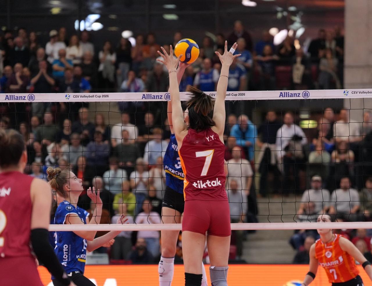 王媛媛13分，贡献关键拦网，加拉塔萨雷晋级8强。
北京时间2月5日凌晨，女排欧联