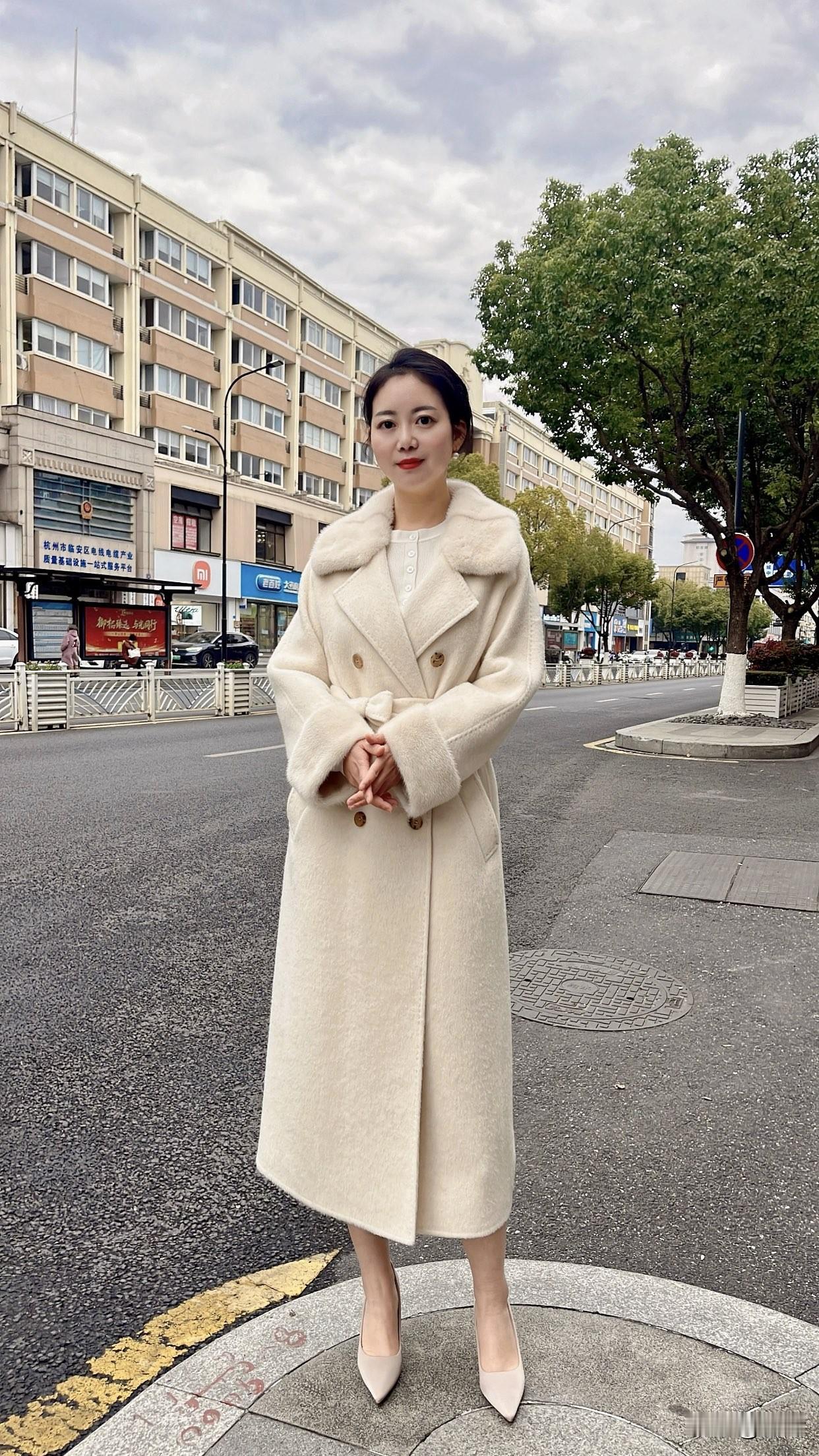 成熟女人的表现有哪些情绪稳定，不会轻易发脾气或情绪大起大落。