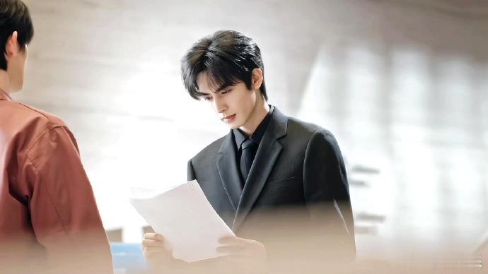 宋威龙新剧 一个人的恨海情天 宋威龙嘴上挑剔找茬，眼睛却藏不住心疼 