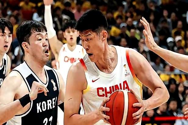 今天男篮打韩国，临场指挥真得说道说道——后场篮板一直丢，换李祥波换胡金秋都没辙，