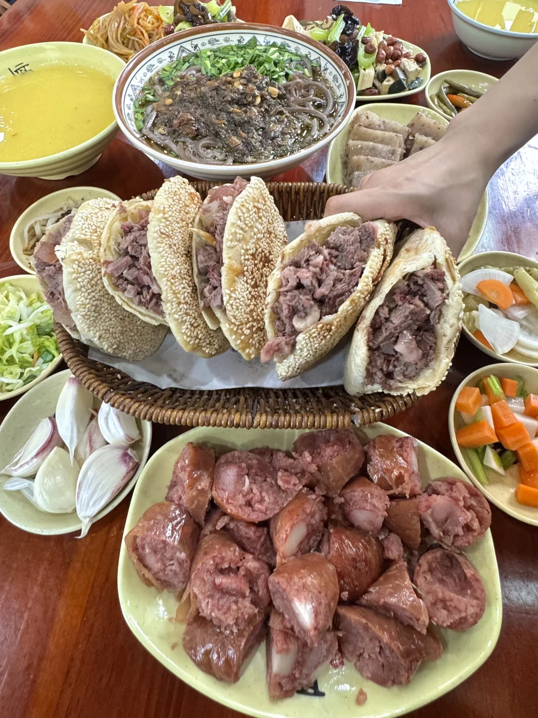 保定人确实会吃！！吊炉驴肉烧饼香拽了…