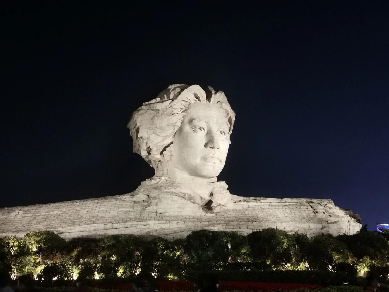 如果今天的中国不强大，我们就是大号的伊朗，日本就是大号的以色列。我是八零后，经历
