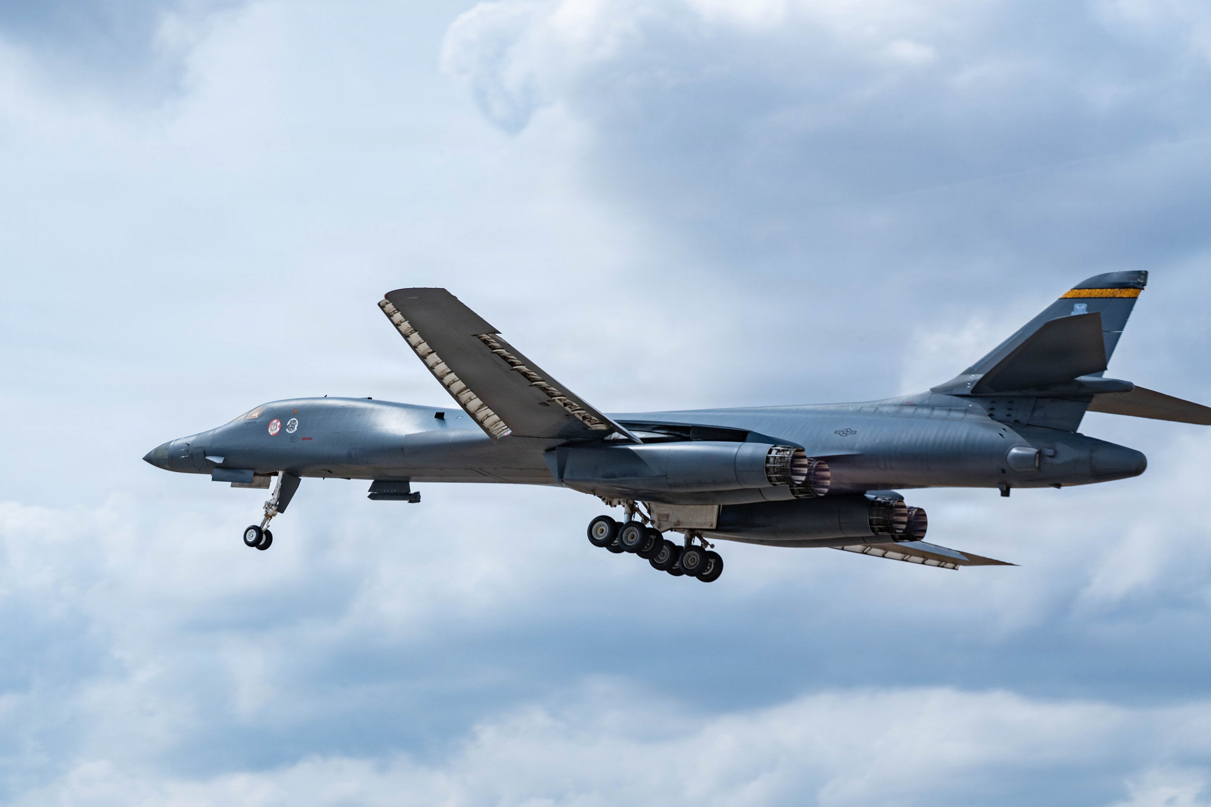 在欢迎仪式上飞越安德鲁斯空军基地的2架B-1B“枪骑兵”战略轰炸机来自驻扎南达科