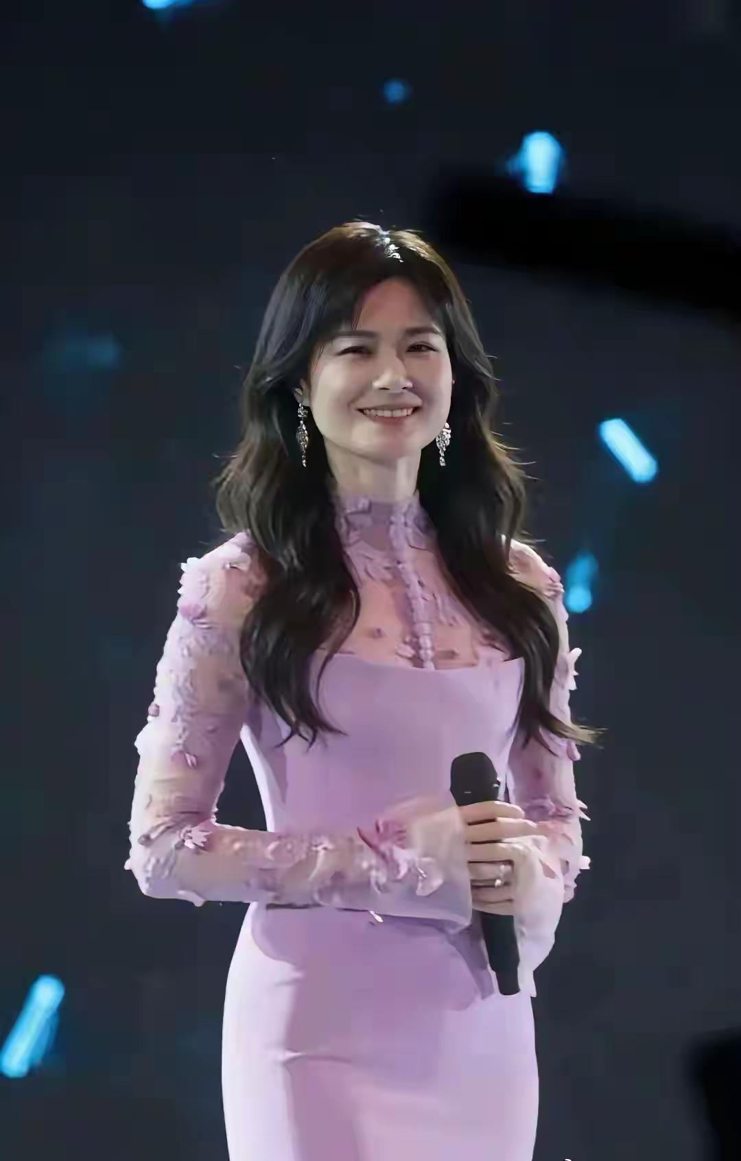 李宇春太女人了，紫色连衣裙配披肩发有点让人不适应！不过，她这个样子还是挺让人眼前