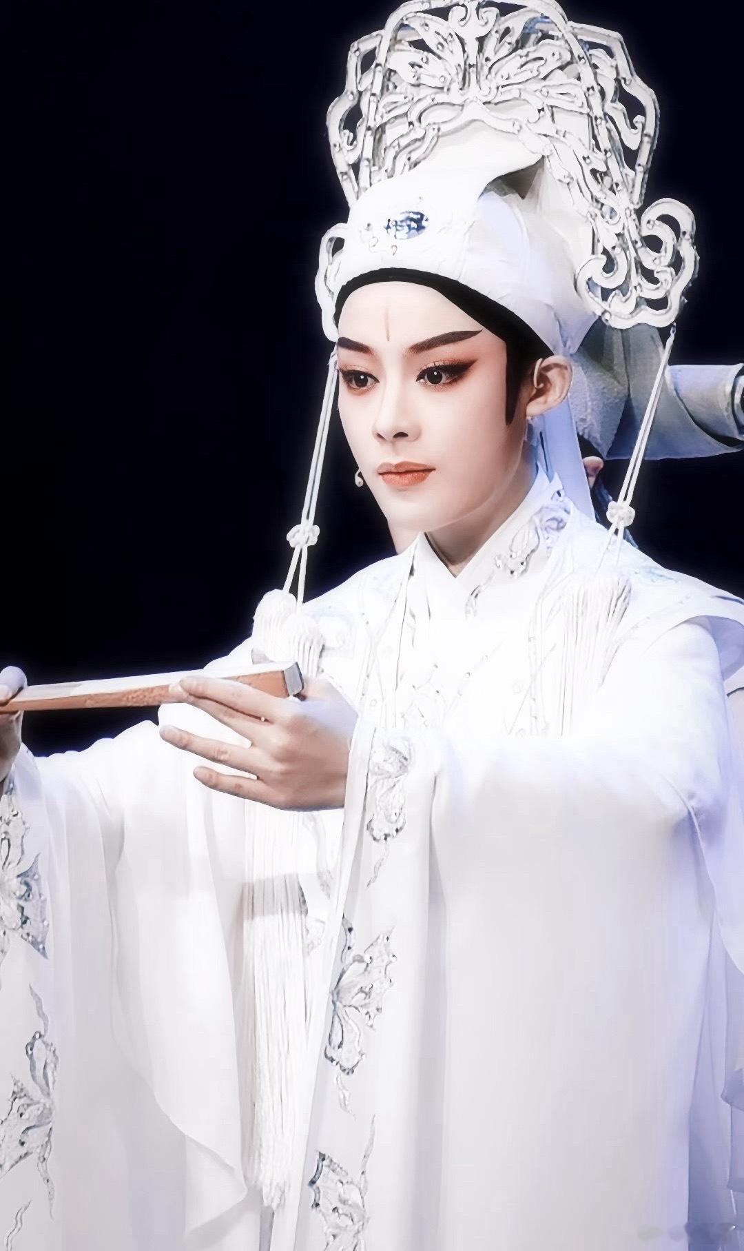 铁打的陈丽君流水的花旦陈丽君孙浩谁拿错了剧本 孙浩临时客串花旦，陈丽君全程小生稳