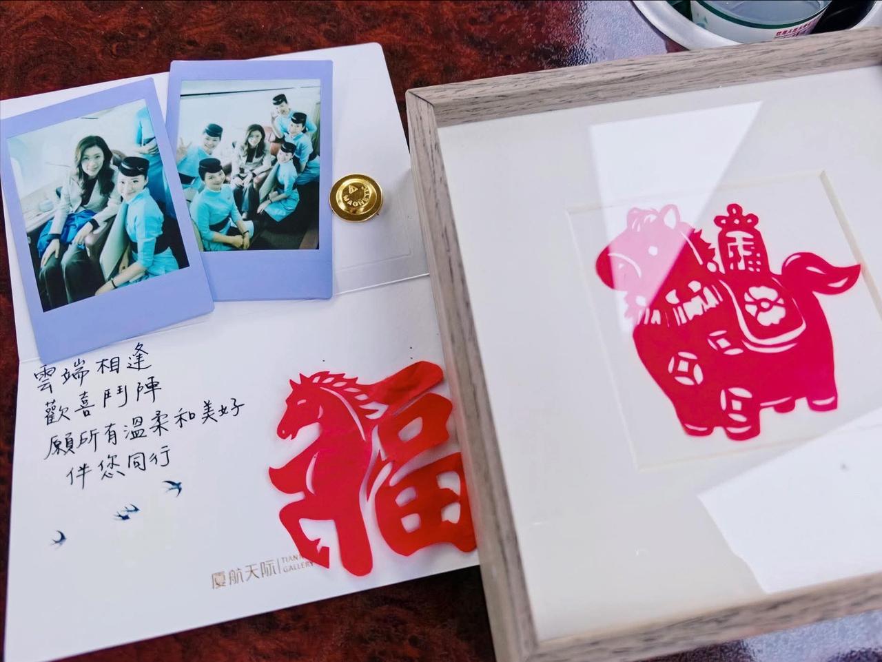 郑丽文从上海搭机去北京，机上巧遇5位台籍空姐，获赠珍贵礼物！今天下午，郑丽文结束