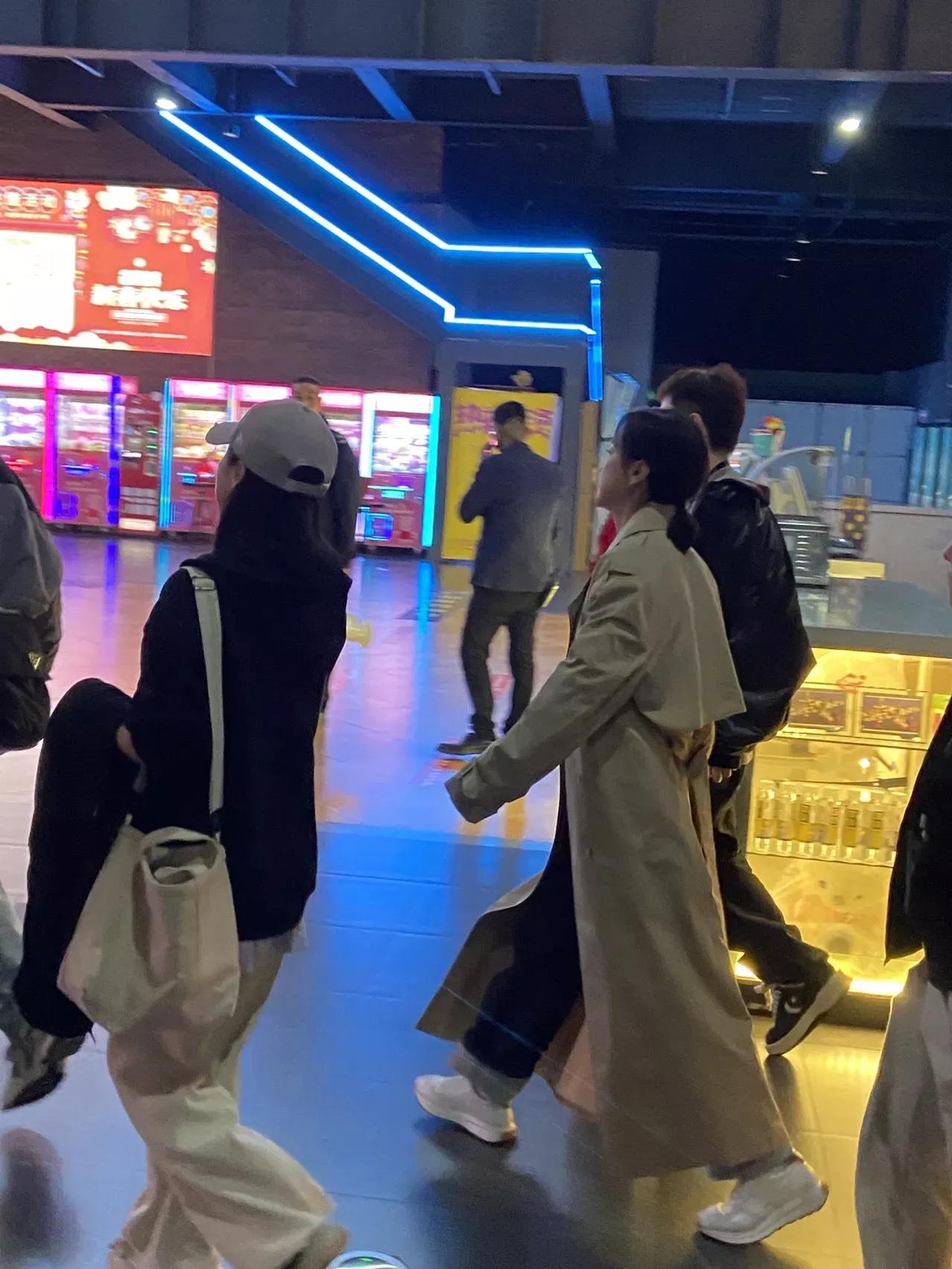 瘦身成功以后第一次看贾玲穿风衣亮相，姐这气场妥妥的！真切感受到了，什么叫走路带风