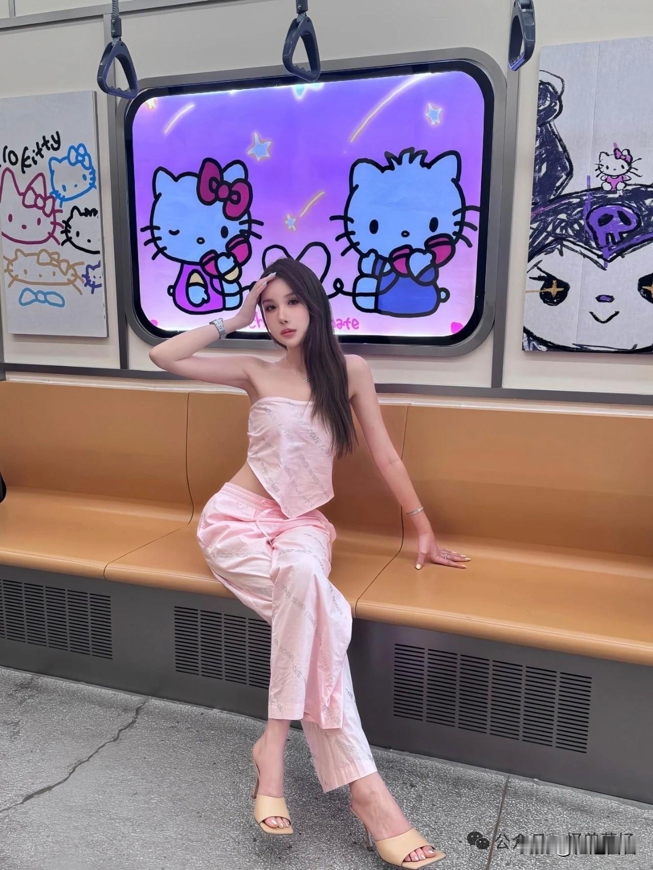 少女心满满，地铁上的Hello Kitty时光！女人穿裙子配什么鞋显得更有品味?