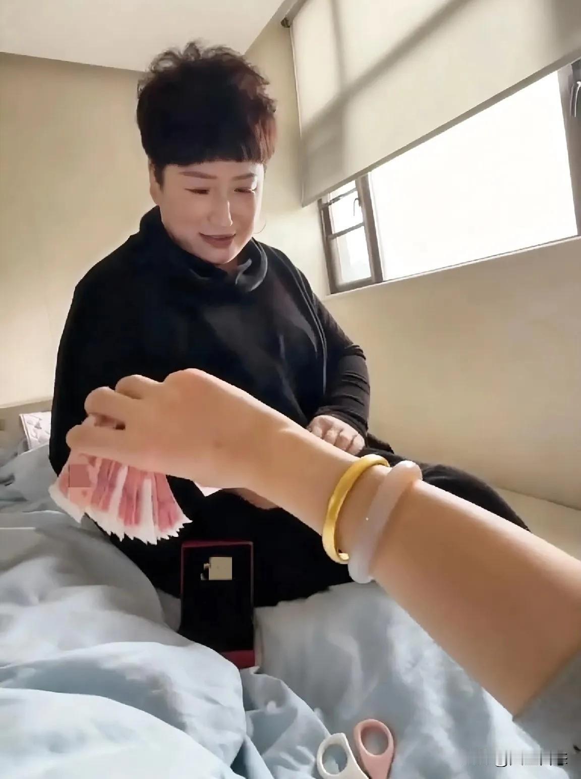 婆婆塞给我三万块和金镯子后，说了一番话，我转身拉黑了她！ 

“媳妇啊，这钱和镯
