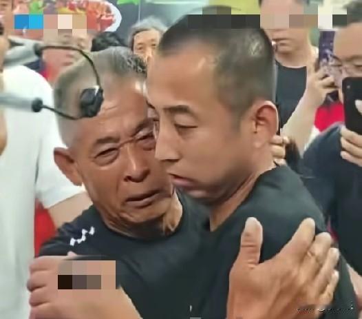 6月21日，河南新乡，一心智障碍男子与父母走失17年，昨天父亲节时终于和亲生父亲