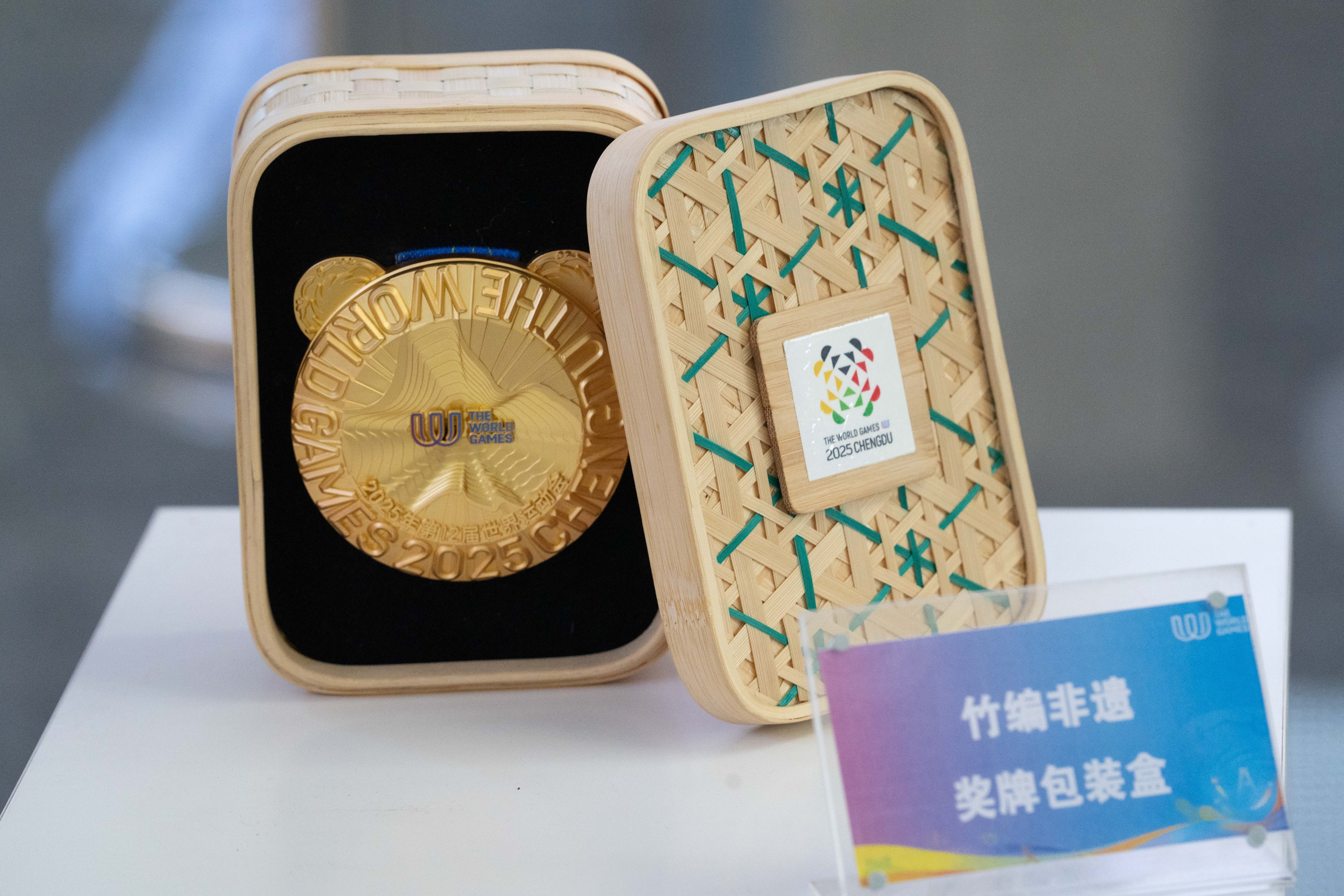 成都世界运动会的奖牌包装盒，采用非遗竹编技艺手工编织，外形“方圆周正”，这个挺有
