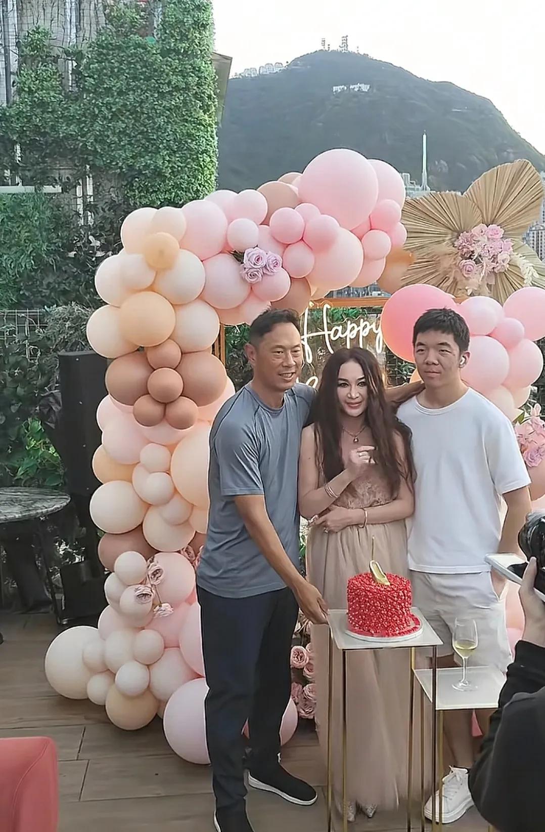 一代玉女温碧霞，真是苦尽甘来，59岁庆生现场照曝光！

小时候，她不能选择自己的