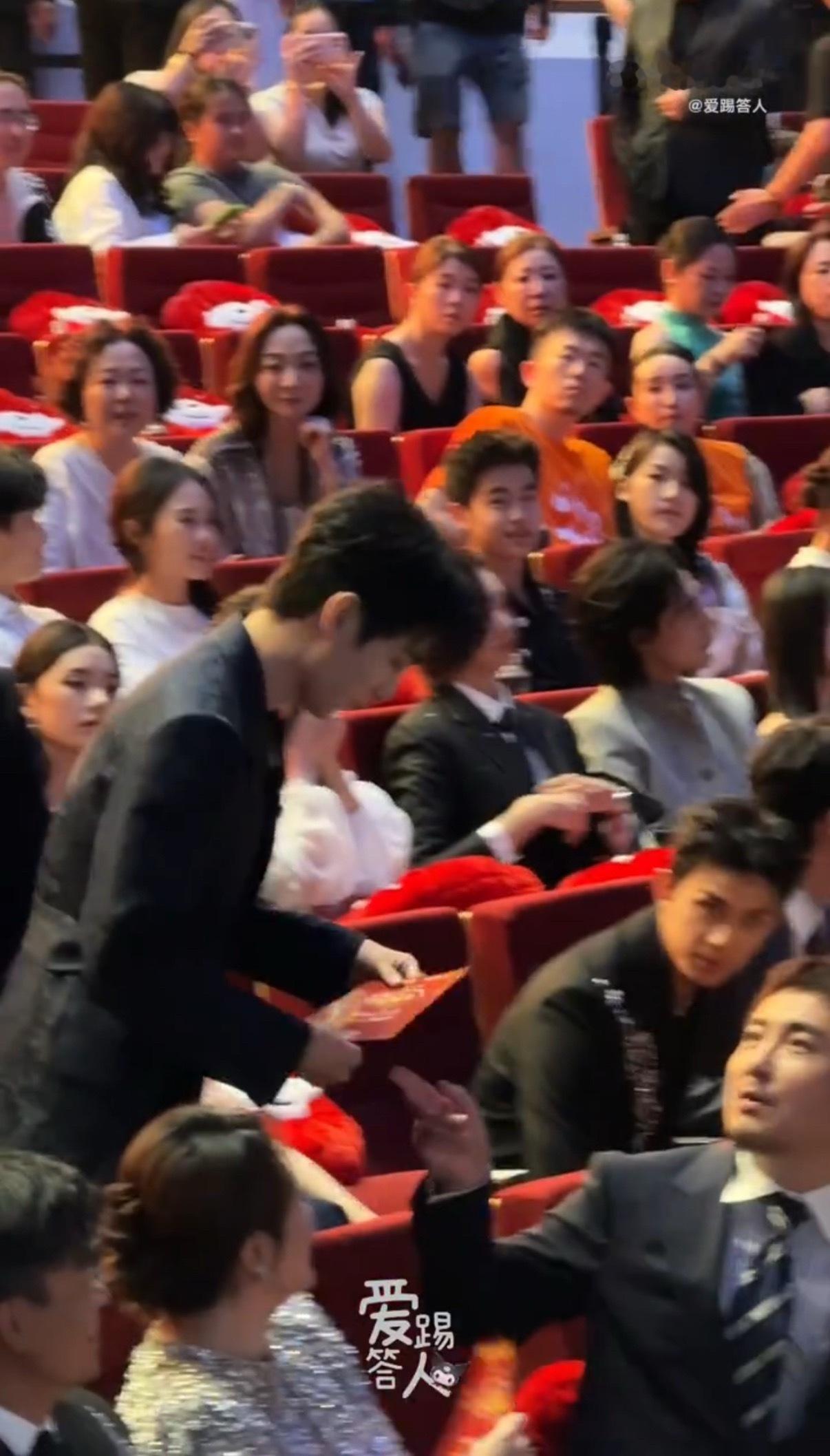 好可怕啊。。小凯宝宝身上仿佛有那个聚焦点、、 