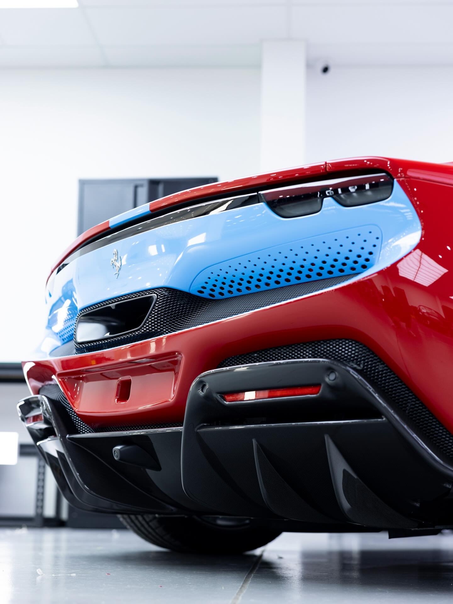 Car时尚  法拉利 296 GTB全车漆面均贴覆 XPEL 漆面保护膜。定制蓝