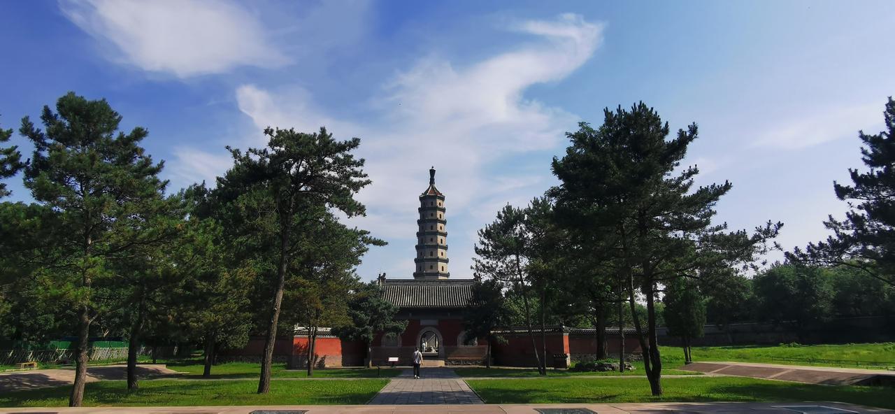 山姆与胖东来哪个更受大众喜欢?不迷信洋品牌，谁给消费者带来物美价廉的商品，谁就受