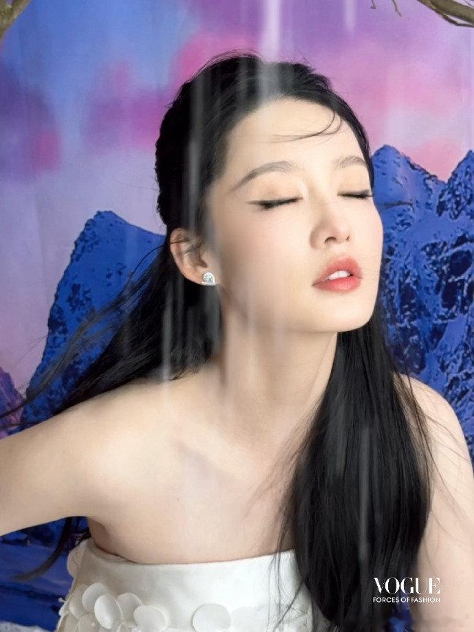 #李沁把雪下到了深圳#李沁姐的这袭白色长裙真的要把我迷成智障了啊，这不妥妥滴就是