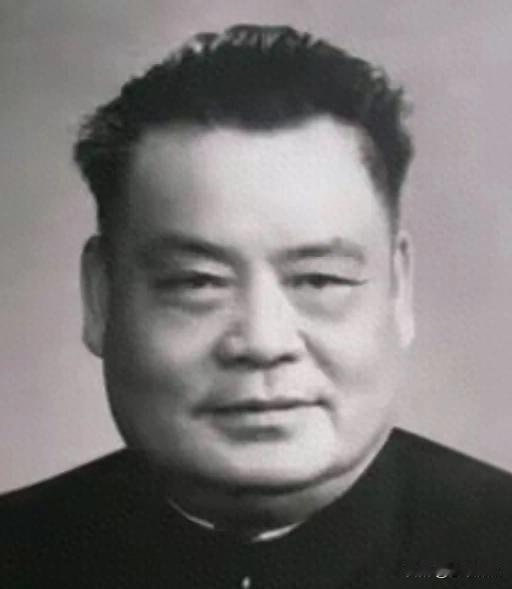 南昌街头每天车来车往，八一大道宽得能并排开十辆卡车。没人特意提邵式平，但整条路都