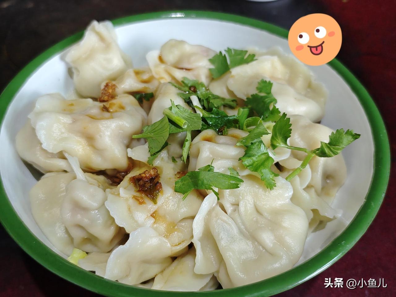 亲，俺今天包了白菜猪肉馅的手工饺子，从调馅、擀皮到包，全是自己上手。白菜攥干水分