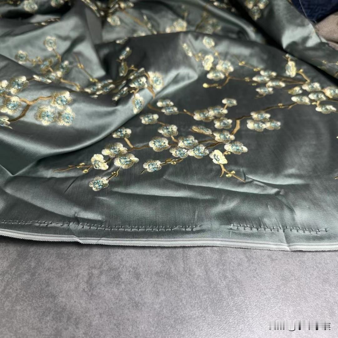 ✨新中式刺绣面料，求款式建议

新到的这批面料，底布是雾感灰绿色，带着细腻的缎面