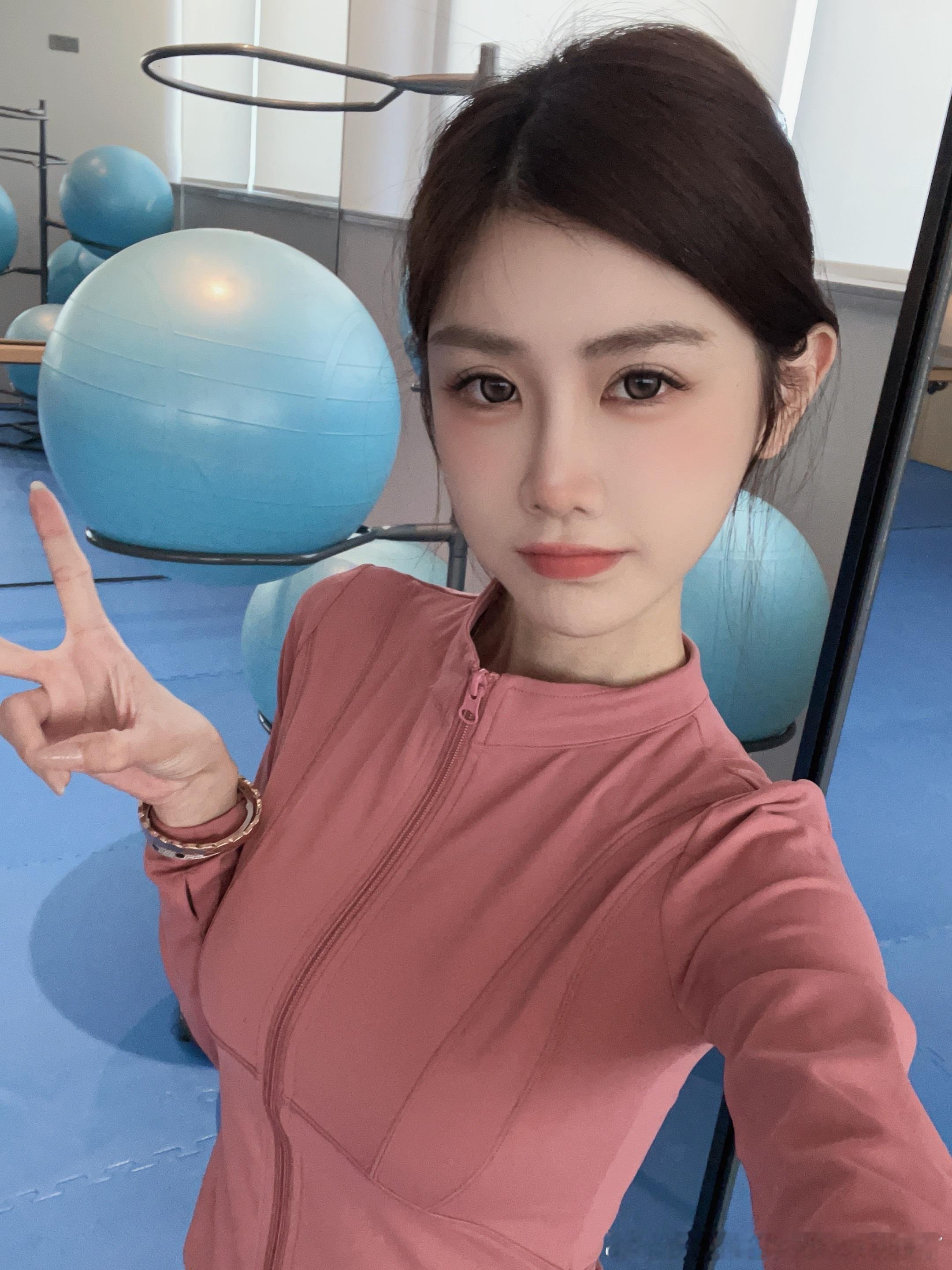 脸上打了五只少女针 第二天还是有点肿的 不过我在吃消肿药 打了眉弓我很喜欢！大概