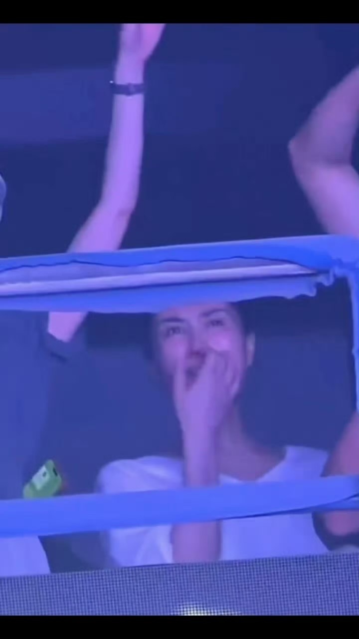 鸟巢偶遇王菲看谢霆锋演唱会王菲与谢霆锋一个还是那么帅，另外还是那么美。 