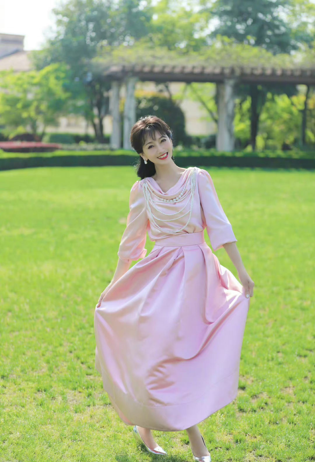 #赵雅芝70岁穿细高跟跳#天哪，这是赵雅芝70岁的状态吗？这也太让人羡慕了。这身