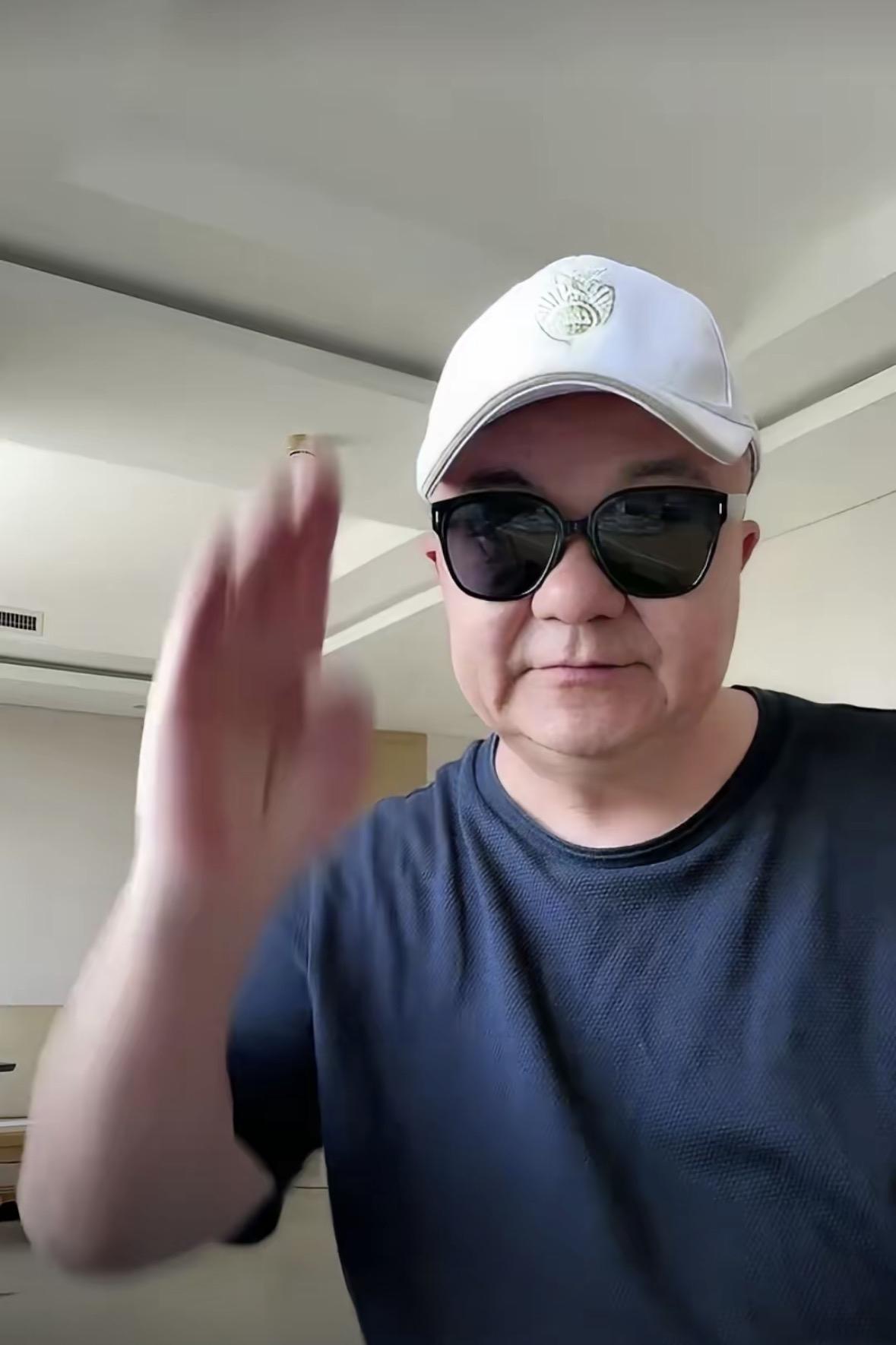董路拒绝与多家品牌合作

董路在直播间中表示：很感谢阿什利塔和比亚迪，他们既是合