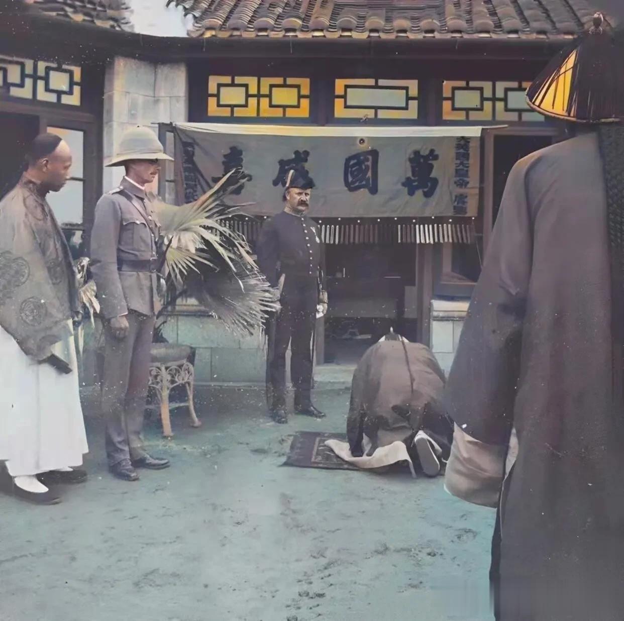 1902年，为了庆祝爱德华七世成为英国国王，几个清朝官员排着队向英国官员后面的横