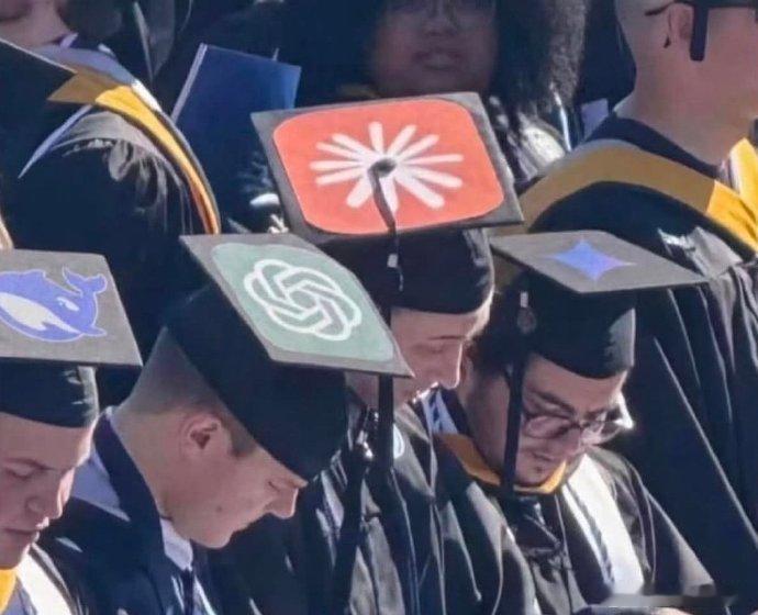 把毕业感谢对象贴在学士帽上 大学生把毕业感谢对象贴在学士帽上 计算机生脑洞拉满，