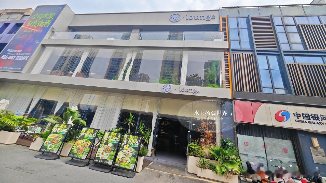 一座城市的浪漫，往往藏在白日喧嚣褪去之后。镜LOUNGE便是泰州这样一处特别的空