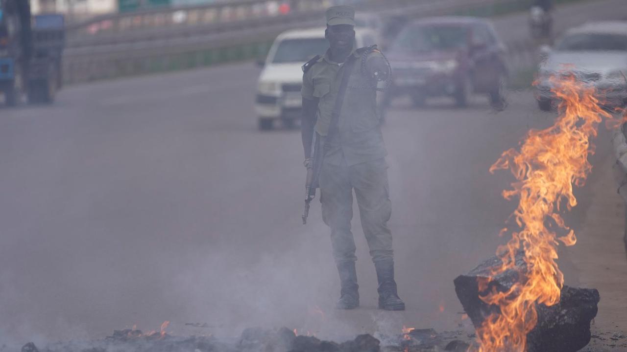乌干达大选陷入致命暴力，酿成"大屠杀"